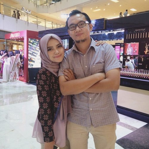 "The best thing to hold onto in life is each other"Thank you for accompanying me today. Love you @ben_yitzhak #love #quotes #couple #husband #lifetime #hijab #hijabers #hijabfashion #style #makeup #ClozetteID #wefie #loveyou