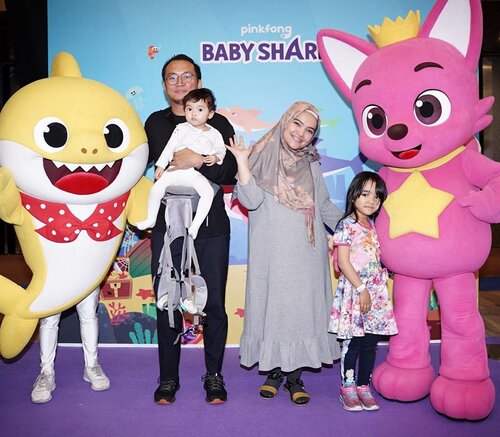 Saat dimana ngantri sama #BabyShark si @pinkfong.official berasa antri mau meet n greet sama @bts.bighitofficial 🤪 #mamakhalu .
Ini baru 2 fans nya, gimana 3 🙈
.
#alikacelina #aairafahima #clozetteID #pinkfong #bts #family