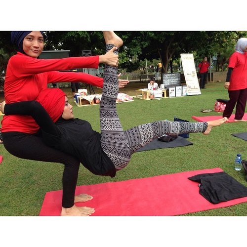 It's the challenge for me as a first timer in acro yoga.Well kinda addicted to it now.#acroyoga #yoga #yogachallenge #firsttime #yogainthepark #hijab #clozetteid #focus