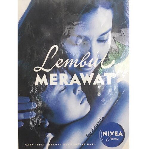 Ini bukan Celina, tapi Ibunya 🤗.
mirip gak? mirip kan? ya kan? *pengendibilangmiripanak 🤣
.
#throwback nivea cream waktu itu, langsung ubek2 foto lama. sayang VHS yang isi #tvc nya rusak jamuran ga bisa lagi di convert ke CD huhu. .
#clozetteID #nivea #cream #skincare #niveacreme  #kids #instakids #memory #moment #childhood #childhoodmemories #momblogger #mommyandme #mommyblogger #bloggerslife #lifestyle #mom #parentingAnnisaramalia #tvc