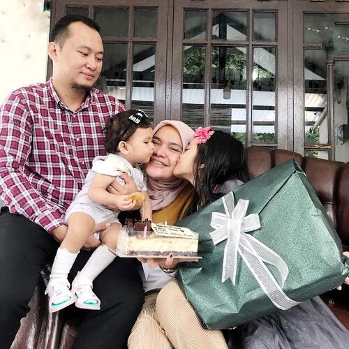 One year of countless blessing year have passed.
.
Alhamdulillah umur segini udah banyak banget hadiahnya, anak mau tiga, suami baik, keluarga bahagia dan cukup, karier cukup. Tinggal ibadah semoga istiqomah di taun taun berikutnya.
.
May Alloh SWT always be with me and my family 🙏🏻🙏🏻
.
And welcome 31😂
.
#ClozetteID #birthday #31yo #family #dentistmom #familygoals #momlife