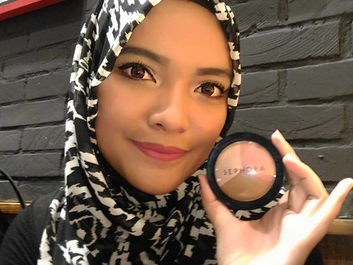 My pinky blush today presents by @sephoraidn Microsmooth, Baked Sculpting Trio.

1. Sculpt (bronzer) a lil bit below my cheekbone and a lil bit on my jawline
2. Blush, on the apple of the cheek
3. Highlights (luminizer) above cheekbone, down the nose bridge and lil bit on my brow bone.
Easy to blend with your finger tips 😍😍 Yap this one is for all. Very recommended. #iheartsephora how about you?

#sephoraIDNBeautyInfluencer #sephoraIDN #makeup #beautyjunkiee #beautyblogger #makeupjunkiee #ClozetteID #mymakeuptoday