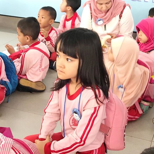 Si anak cewek yang udah mau SD #throwback Study Tour bareng @mrtjkt dan @pt_transjakarta .
Seru banget, sebagai Ibu bekerja gw bersyukur masih bisa sesekali aktif nemenin kegiatan sekolah #AlikaCelina walau banyak juga yg terlewat karena bentrok sama jam kerja.
.
Semoga bisa komit juga sampe Celina dan Aaira SD SMP SMA dan Kuliah nanti .
#ClozetteID #parenting #kids #studytour #mrt #mrtjakarta