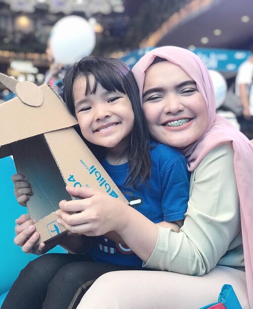 Weekend sama anak itu Capek tapi seruuuu banget. Biar weekend tanpa gadget, emak kudu ngulik2 acara seru yang diselenggarakan tiap sabtu atau minggu buat anak
.
Pas banget nih #1st Anniversary @sahabatibupintar dari @bliblidotcom di adakan di avenue of the starsnya Kemvil. Asik banget banyak kegiatan seru buat anak, mulai bebikinan bento sampai SLIMEEEE!!
.
Nah kalau Celina ini pas kedapetan bikin lampu meja bareng @prakardus 
Seru banget ya, ampe serius mukanya.
.
Nah ibu2 bisa ikutan #parenting sharing session deh. Banyak banget pilihannya.
.
Thank you @kumparanmom for having us
.
#sahabatIbuPintar
.
📷: @aksabrinaya 
#clozetteID #kumparanmom #alikacelina #mommyandme #prakardus