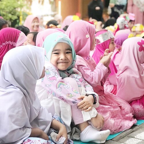 Si anak yang hari ini harus pakai baju nuansa pink. Karena dress code bulan bahasa disekolah
.
Ngacung yang juga bela2in cuti atau ijin setengah hari buat nonton anak tampil disekolah 🙌🏻
Kecil tapi bermakna lho, dulu celina sempet kecewa karena ada satu kali penampilan dia bacaan surah AlQur’an Ibu ga hadir lho. Karena lupa dan akhirnya ga sesuaikan jadwal pasien 😿
Padahal Ayah @ben_yitzhak dan nenek ada. Ga nyangka dia sedih ternyata
.
Jadi belajar lebih perhatian sih, catet pake google calendar, atau rajin baca grup whatsapp sekolah. Atau japri bu guru tanya. Biar ga terlewat lagi momentnya.
.
#ClozetteID #hijabanak #parenting #sharingiscaring #tapfordetails