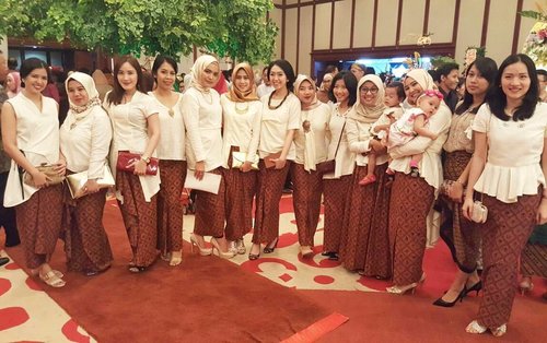 With my girls. #whitesquad 😍

Love the new feature in @instagram, no need for close up shot, since you can sincerely zoom out the pict to see us one by one.

#IndaAndra #bridesmaid #ClozetteID #bestfriend