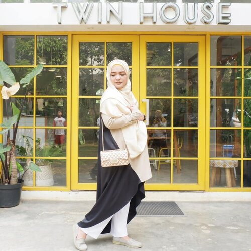 Pagiii udah ngapain aja pagi ini?Bumil pagi ini udah seru-seruan bareng @shafiramuslimfashion dan @komunitasisb di twinhouse cipete.Shafira yang merupakan pionir brand muslim fashion Indonesia, sudah menginspirasi selama 30 tahun lhooo. Dan sudah membawa kekayaan berupa kain traditional "Songket Silungkang" di New York Fashion week 2015, dan masih banyak lagi..Pada kesempatan ini shafira juga mengundang @nadiahf seorang lupus survivor untuk sharing #InspiringJourney yang benar2 inspiratif dan mengharu biru. Sukses bikin mewek, tp masyaAllah mbak nadia masih bisa tersenyum..Thank you for having me #30thShafiraJourney #JourneytoWorldClassFashion ....#momblogger #komunitasisb #clozetteID #pregnant #pregnancy #30weeks