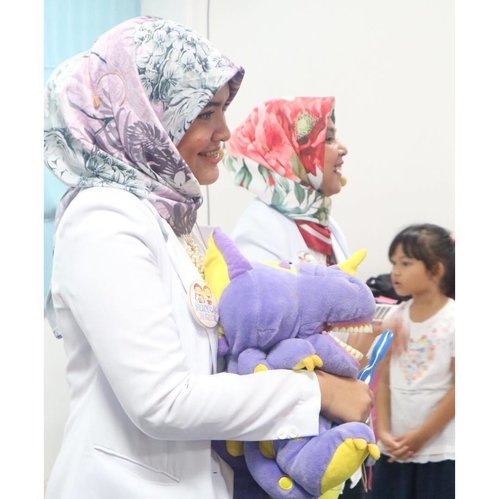 Take a look at those happy smile of ours. i've never imagine that being a dentist for kids, can be this much fun.

Thank you @id.oriflame and @senyumsikecil for having me and drg @ekashofiyah at this event.

#ClozetteID #senyumsikecil #betterhealth #oriflame #indonesia #bloggerslife #mommyblogger #bloggerperempuan #family #parenting #csr #dentist #dentistforkids #jakarta #smile #instakids