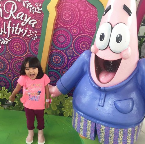 Saat anak2 pada foto sama #SpongeBob Celina minta difoto bareng #Patrick lucu katanya warna pink, lalu langsung niru ekspresinya si patrick.

#ClozetteID #lifestyle #parenting #mommyandme #AlikaCelina #mommyblogger
