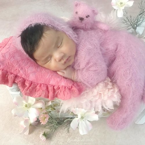 “Good Night💕” baby #AdrianaAisha .Ini difotoin sama tante @nurullnoe pake hape Ayah @ben_yitzhak .Kebayang hasil camera pro nya gimana nih after edit 🔥🔥🔥.#ClozetteID #newbornphotography