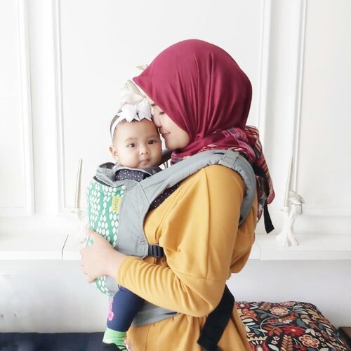 Saya kurang update soal gendongan bayi untuk anak yang kedua ini, terlalu banyal pilihan sij tepatnya..Waktu #newborn aku pakai #babywrap dan super nyaman memang dekapannya. Tapi suami  @ben_yitzhak ga nyaman menggunakannya..Sedangkan gak sanggup bawa #stroller kalau sendirian karena kita beli yg besar biar kokoh maksudnya 🤣.Lalu kita berdua mikir, perlu nih #gendongan tp malah bingung lagi pake #hipseat atau gak. Bikin voting di #stories sama hasilnya 🤣 team non hipseat #Boba4G ini atau #BobaX atau #BobaAirDan tim hipseat #iangel dan #ergobaby.Harganya ga ada yg santaiii buat beli lalu gak cocok bisa rugi bangettt. Untung ketemu @sewacarrier ini di instagram, dan mereka paham bgt soal gendongan ini.Semua tipe #babycarrier adaaaa. .Sekarang coba dulu nih #Boba4G abis itu coba yg lain🤣. Aku akan review ini setelah 1 -2minggu pemakaian yaa stay tuned aja..Yg jelas sewa di @sewacarrier enak sih, tanya2 jelas,pengiriman cepet,dan carriernya wangi dan dibungkus rapet pake plastik pressed. Ada di highlight yaaa..#ClozetteID #recoAnnisaRamalia #AairaFahima #mommyblogger #mommyandme #momlife