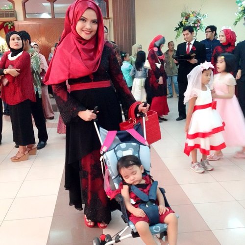 Baju kembaran lagi sama baby celina.Ala dendeng balado.  #dress #ClozetteID #ootd #hotd #hijab #muslimahdress #baby #isport #instababy #instadaily #black #red