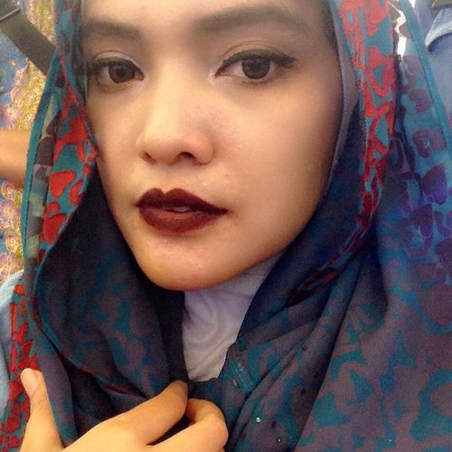 Trying my new #lasplashlipcouture  In #ravenclaw color, but i guess it's too dark, makes me look like a  #malevicent hiks 😢 But this color makes my skin tone lighter 😁, and it matches my new  #hijab from @elhasbu , i love the hijab so much, it's easy to use, and only need 1 safety pin.

#latepost #runforstyle #ClozetteID #COTW #makeup #fashion #lasplash #lasplashravenclaw #hijabinstan #hijabers