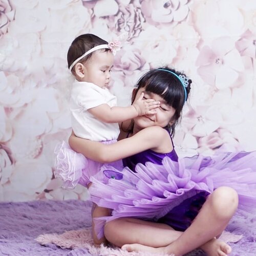 Sisters 💜💜💜.Love and hate relationship 🤣.Celina yang cinta sama adek, Aaira yang juga sayang sama kakaknya. TAPI super iseng sama si kakak😂.Kadang celina sabar kadang gak sabar 😂📷 : "sweetheart" by @nurullnoe .#ClozetteID #sisters #AlikaCelina #AairaFahima #purple #babyphotography #sisterhood #momlife #potd #mommyandme