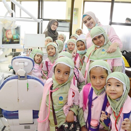 Seru dan rame banget Hospital Visit dari anak-anak SDI @assalamschool ke @rssyahid kemarin.
.
Semua menggunakan baju dokter, mulai dari sneli berwarna pink, putih juga scrub alat dokter bedah. Gemesh banget. Dokternya juga matching dong 🤣 scrub pink nya @wearscrubs.id .
Walau masih ada yang cemas, tapi tetap berebut mau jadi contoh yang diperiksa didepan teman2nya. Sampe harus gambreng, gemes banget.
.
Kena alat satu persatu, antusiasmenya luar biasa. Nah berarti sebenernya anak2 bisa berani ya,asal kesempatan pengenalannya ada aja.
.
Jadi masih ada yang ragu2 bawa anaknya ke dokter gigi?
.
#clozetteid #doktergigi #doktergigianak #scrub #scrublife #momlife #kids #potd