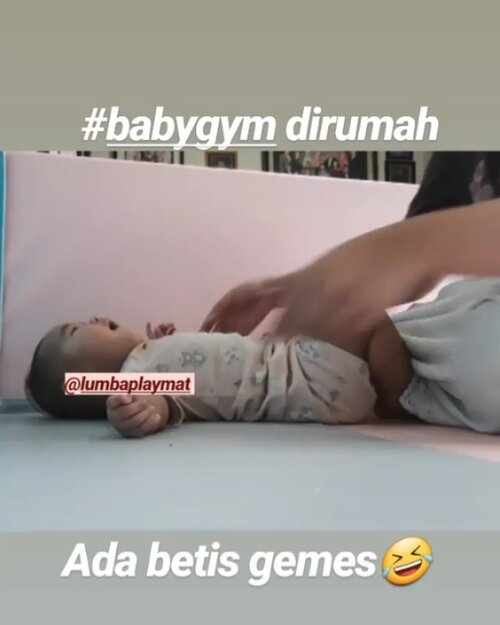 Video waktu Aaira 6bulan #babygym dirumah😆.Katanya boleh dilakukan sejak usia #4monthsold salah satu #milestone yang dicek #dokteranak saat aaira kontrol di usia 4 dan 6 bulan..🎀: @lumbaplaymat .#ClozetteID #mommyandme #AairaFahima #baby #instababy #latepost #vidgram #bayi #bayilucu #indonesia #indovidgram