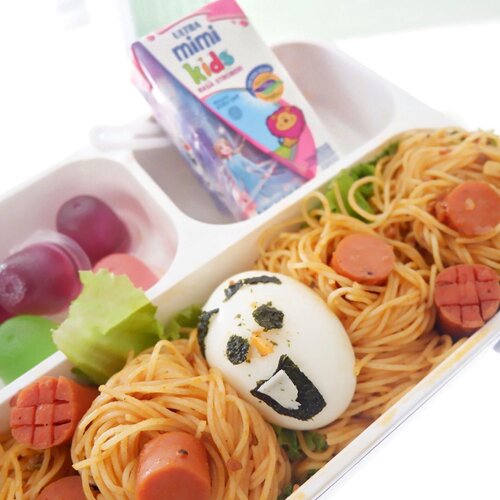 Celina itu paling suka sama Disney Frozen 2, apalagi sama tingkah lucunya Olaf..Terus aku iseng-iseng deh buatin bekal untuk Celina bawa ke sekolah kemarin pagi. Girang banget dia, jadi semangat sekolahnya. Karena spagethi kesukaannya dibuat ala2 #Olaf lagi main di taman bunga..Gak lupa aku tambahkan susu Ultra Mimi Kids rasa strawberry sebagi pelengkap gizi, dan rasa full cream untuk campuran saos spaghetti nya. Nutrisi anak terpenuhi, untuk semangat sekolah pastinya 🤗.Buibu, coba bikin kreasi bekal anak bareng #KeajaibanBekalMimi juga yuk! Siapa tau kita berhasil dapetin hadiahnya. cek info lengkapnya di Instagram @ultramimiid ya!.#bekalanak #kreasibekalanak #frozendisney #momlife #ClozetteID #resepmommies