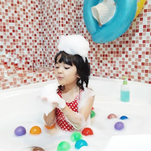 Di saat anak cewek, lagi banyak gaya kalau difoto.
.
Daannn kepikiran narok bubbles di atas kepala sama tanganya, trus gayanya gini bu ditiup.
.
Hahaha iya iya baiklah.🤣
.
Colek @ben_yitzhak .
#AlikaCelina #momnjo #bubblebath #kids #instakids #momlife #ClozetteID