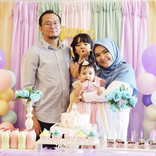 #highlight of our Weekend kemarin.
.
Aaira’s 1st birthdaayy
.
Masih ga nyangka si bayi udah satu tahun.  Aku bisa bilang, Perjalanan yang gak gampang buat anak kedua.
Deal with bayi kuning, males minum, mpasi yang mendorong mamak berkreatif ria biar ga GTM malah ketemu di anak kedua.
.
Paling heboh urusan hati si kakak #AlikaCelina dan bagi perhatian sama #AairaFahima 🙈 sangat jauh dari kata perfect sih, but we passed thisssss @ben_yitzhak 😂
.
Sengaja #staycation karena harus bagi badan antara, #birthdaybash aaira dan Gladiresik juga pentas baletnya Celina. Untung nemu hotel yang punya living room luas, buat di sulap jadi tmpt ngumpul keluarga dekat 🙈 dan cuma 500meter dari Taman Ismail Marzuki tempat Celina Pentas
.
#unicorn #birthday #unicorncake #ClozetteID #family #mommyandme #1stbirthday