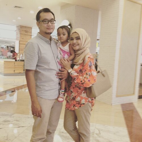 A family is the best for the test. I am complete because of you both @ben_yitzhak #alikacelina#family #familypictures #hijab #pastel #reyes #babygirls #ClozetteID #ootd #wefie #love #quotes