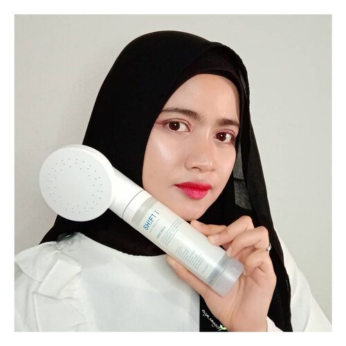 Gaiz, kalian pasti tau donk kalo brand Korea tuh smakin hari smakin inovatif banget dalam ngeluncurin produk per KBeauty an baik itu makeup ataupun skincare. Dan salah satunya adalah Shift i Vitamin Shower Essence
.
Produk ini terdiri dari Shift i Head Shower & Vitamin Shower Filter. Uniknya didalam Shower Filternya terdapat kandungan Vit C, E & A, Sacha Inchi Oil, Olive Oil, Cactus Seed Oil, Oatmeal Powder, Trehalose, Organic Aloe Vera, Extract Algae, Lotus Root, Natural Essential Oil dan lainnya yg berguna untuk membersihkan, menyehatkan & melembabkan kulit serta rambut selain itu dilengkapi sediment dan carbon filter yg dapat membersihkan air dari bahan kimia serta anti karat. 
.
Dari ketiga variannya yang aku gunakan varian Forest RPX19 dengan paduan aroma pohon cedar, pinus Jepang dan rosemary. Sumpah aromanya nyegerin plus bikin rileks brasa kek lagi dialam bebas gitudeh
.
Yang aku suka produk ini ukurannya sangat travel freindly, mudah dipasang & dilepasinnya, biarpun lubang dari Head Showernya kecil tapi kucuran air yg dikeluarkan cukup deras tapi terasa halus & lembut saat mendarat kekulitku. Dan produk ini memiliki sertifikat dari Atopic yang aman digunakan untuk semua jenis kulit baik yg sensitiv sekalipun.
.
Aku udah pake ini sekitar beberapa harian gitu tiap mandi pagi dan sore, pakenya juga dr ujung rambut sampe ujung kaki. Hasilnya selain bikin kulitku jd lebih bersih, segar, bikin kulit & rambut terasa sedikit lembut dan Shift i Vitamin Shower Essence bikin lebih harum dan kek rileksin tubuh dan pikiranku. Intinya aku ❤ banget sama ini produk
.
Thank U  @0.8l_indonesia @shiftindonesia 💗
.
#shif#shiftshower#showeressence#vitaminshowerfilter#showerfilter#skinmoisturizing#skincare#healing#shiftshoweressence#aromatherapy#zerostepskincare#hairlosstips#08l#08liter#clozetteid#hijabblogger