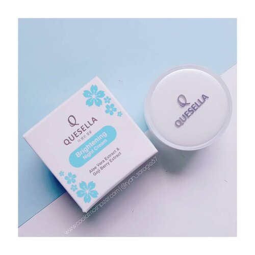 Hi All, hari ini aku mau review skincare lagi & produknya adalah Brightening Night Cream dari @quesellaofficial. So krim ini dikemas kedalam jar plastik berwarna putih dengan isi seberat 15gr aja. Selain itu krim ini juga dilengkapi box yg memuat info penting dr krim ini..Klaimnya bilang kalo kandungan utamanya seperti Aloe Vera Extrak, Goji Berry Extrak, Collagen, Vit C membantu mencerahkan secara maximal, mengurangi kerutan, melembabkan serta mengenyalkan kulit wajah. Dan untuk ingredients lainnya cek slide ke 3. .Didalamnya terdapat krim berwarna putih susu yang agak sedikit sheer, mengingatkan ku dgn salah satu sleeping mask yg pernah aku gunakan sebelumnya. Dan karna dia cukup sheer jadi lebih ringan sehingga gampang diratakan & lumayan cepat meresap plus gak lengket ataupun greasy diwajah. Tapi untuk aromanya ini cukup kuat untuk ukuran krim malam menurutku, cos pakenya semalaman gitu, padahal aku cek dibagian ingredientsnya fragrance ada dibagian akhir loh tp untungnya aromanya lama lama memudar..Saat dioleskan kewajah krim malam ini memberikan efek melembabkan, udah gitu memberikan efek mencerahkan wajah tp sedikit aja sih & efek cerahnya bisa bertahan sampe pagi hari loh..Dan setelah penggunaan dua bulan setengah ini hasil yg aku rasakan kalo krim ini membantu melembabkan wajahku tanpa memompa minyak secara berlebih, udah gitu bantu melembutkan serta mengenyalkan wajahku selain itu pastinya beneran mencerahkan plus bisa memudarkan bekas jerawat pula..Sejauh penggunaanku krim ini gak menunjukkan efek negativ sama sekali tapi yg aku kurang suka dr krim pertama aromanya cukup kuat, selain itu harganya menurutku cukup mahal sekitar 90K untuk isi seberat 15gr aja (efek holang kere) .FYI aja nih kalo Quesella merupan brand lokal walopun ditiap produknya ada tulisan hangulnya, udah gitu semua produknya udah tercantum di BPOM. Dan selain krim ini jujur aku masih kepo sama 3 produk Quesella lainnya seperti Pore Care Clay Mask, Galactomyces Treatment Essence & Barbie Lip Mask. Gimana ada yg nyumbangi ke aku kira kira?hahahaha....#Quesella#Skincare#NightSkincare#NightCream#PMRoutine#Clozetteid#BeautyBlogger#HijabBlogger#Skincareenthusiast