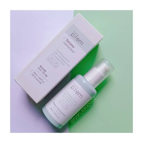 Setelah sempat hilang sekian bulan, finally Tamanu Calming Serum nya @makeprem ini berhasil aku temukan kembali, makanya bisa aku buatkan reviewnya hari ini..So serum ini dikemas kedalam botol plastik berwarna hijau dilengkapi pump sebagai aplikatornya. Untuk isinya sendiri ada 50ml & pas aku cek ternyata isi serumnya gak nyampe 1/4 dari panjang botolnya, agak mubazir sih bikin botol segedey ini 😊.Adapun kandungan utamanya seperti Tamanu Oil, Hyaluronic Acid & Herb Complex dipercaya dapat menenangkan kulit senstiv dengan cepat, menghydrasi kulit secara mendalam plus meningkatkan kesehatan kulit. Tapi setau aku selain itu Tamanu Oil atau lebih kita kenal dengan extrak biji buah cemara ini punya kegunaan untuk merawat kulit berjerawat & sebagai anti aging..Berbeda dengan serum lainnya, textur serum ini lebih kearah cream berwarna hijau yang agak thick mirip kek moisturizer cream gitu sih ketimbang serum. Walopun thick dia masih gampanglah buat diratain cuma agak lama nyerap ke wajah & berasa kek greasy diwajah sampe bangun pagi malahan..Adapun aromanya seperti wangi jamu jamuan yang agak stronge, sebagian orang mungkin gak nyaman dengan wangi ini tp kalo aku sih suka banget sama aroma jamu kek gini..Aku pake serum ini pas malam hari aja, itupun pas jerawatan atau pas kulit wajahku kek lagi kering aja & aplikasiinnya juga tipis tipis aja. Aku aplikasiin gak keseluruh wajah mengingat serum ini punya fungsi menghydrasi aku gak mau kalo dia sampe memompa minyak diwajahku mengingat kulit wajahku kan over oily. .Setelah  4 hari pemakaian serum ini sukses bantu atasin masalah jerawatku, kulit juga berasa lebih halus & serum ini juga bagus buat kalemin kulit kemerahan atau sensitiv gitu. Btw karna aku pake serum ini gak tiap hari, jadi dia lumayan awet sih menurutku..Nah gimana ada yang pernah nyobain serum ini gak? Cus share dikomentar ya 😉.#makeprem#kbeauty#kcosmetics#kskincare#skincare#serum#tamanuoil#hydrating#pmroutine#beutybloggerindonesia#hijabblogger#clozetteid#beautyjournal#메이크프렘#세럼#세럼추천#스킨케어#선물#뷰티그램#뷰티블로거