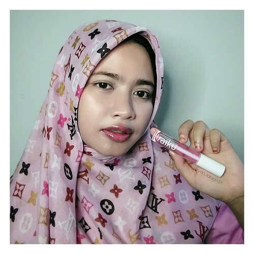 Punya bibir super duper kering & pecah pecah menjadi dilema yang paling menyiksa bagi cewek, soalnya bikin kita harus pilah pilih produk lip colors yang tepat buat bibir kita 😩 Tapi itu dulu sih kalo sekarang sih enggak ya, cos belakangan ini aku lagi rajin banget menggunakan produk Lip Oil Treatment dari @raikubeauty . Buat yang belum tau nih kalo Lip Oil merupakan produk terbaru yang dirilis oleh brand Raiku. So Lip Oil yang punya kandungan Jojoba Oil, Hazelnut Oil, Grapseed Oil & Vit E ini dapat membantu merawat kesehatan bibir, melembabkan, menghaluskan, meregenerasi sel kulit mati & merangsang sel kulit baru dan juga melindungi kulit bibir kita dr paparan sinar uvSesuai dengan namanya, texturnya kek minyak yang agak sedikit kental tapi tenang aja ini gak terasa lengket & gak begitu berat dibibir.Saat dipulaskan kebibir Lip Oil ini akan kek kasi cooling sensation gitu tapi gak lebay & cuma bentar aja koq. Untuk hasilnya lebih kearah glossy sedikit pink gituAku biasa pake Lip Oil ini saat siang & malam hari, tepatnya sebelum tidur. Tapi jangan lupa untuk membersihkan bibir terlebih dahulu ya agar Lip Oil ini benar benar terserap kedalam bibirHasil yang aku rasakan bibirku jadi lebih lembab, terus sedikit terasa halus & yang pecah pecah berangsur membaik. Btw Lip Oil ini juga bisa dipake sebelum menggunakan Liptint, Lipcream or Lipstick untuk menjaga bibir kita tetap lembabNah...gimana kelean tertarik buat nyobain juga gak gaiz?.@Raiku @Onie_callista @Bloggirlsid.#Raiku #RaikuLipOil #RaikuxBloggirlsid#LipOil #LipTreatment##립오일.#Clozetteid #Dirumahaja #Staysave #staycontent