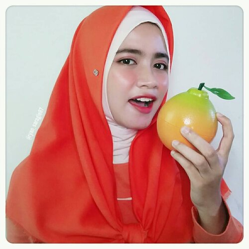 Edisi nebar ratjun lagi ya gaiz & kali ini produk skincare Vita 7 Energy Peeling Gel dari brand The Yeon salah satu brand asal Koreyah.Peeling Gel ini bentuknya dibuat kek buah jeruk gitu yg keliatan menyegerkan plus gemez banget. Didalamnya terdapat pembatas agar isinya gak mudah bleber plus aplikator juga untuk memudahkan saat pengaplikasian. Isinya banyak cos 100ml donk gaiz 😀.Klaimnya kalo kandungan 7 Multivitamin nya (C, E, B3, B5, F, H, A) AHA, BHA, Flower Complex & Phyto Complexnya berguna sebagai exfoliator yang mengangkat sel sel kulit mati, meregenerasi sel kulit baru, mengatasi kerutan, menutrisi serta membuat kulit lebih halus & bersinar (lengkapnya cek slide ke 3).Texturnya kek paduan cream & gel berwarna kuning muda sekilas liat kek bubur gitu yg terasa lembut & ringan plus paduan scrub berwarna pink yg lembut banget & mudah melting kalo diusapkan dikulit. Aroma buah jeruknya menurutku juara banget sih cos nyegerin plus bikin rilex gitu.Cara menggunakannya tinggal aplikasiin saat kondisi wajah lagi kering, pijat dengan lembut ke seluruh wajah & bilas dengan air.Setelah penggunaan kurang lebih satu bulanan wajahku berasa lebih cerah cos kegunaannya untuk mengangkat sel sel kulit mati & meregenerasi sel kulit baru emang sangat bekerja. Selain itu bikin wajah lebih lembut, bantu mengurangi komedo & memudarkan beberapa bekas jerawat. Kelebihan lainnya dia gak bikin kulit jadi memerah, terkelupas ataupun iritasi. Tapi untuk penggunaan produk exfoliator kek gini, ada baiknya dilakukan 2 kali seminggu aja plus jangan gunakan saat kondisi wajah lagi jerawatan ataupun sensitiv agar tidak merusak kulit wajah kita.Tertarik buat nyobain sekece ini cus kepoin ig @theyeon_indonesia sekarang gaiz ..#TheYeon#Vita7PeelingGel#PeelingGel#Exfoliator#Skincare#KBrand#KCosmetic#KBeauty#KSkincare#SkincareReview#NaturalSkincare#Clozetteid#Bloggirlsid#BeautyBloggerIndonesia#HijabBlogger#BeautyReviewer