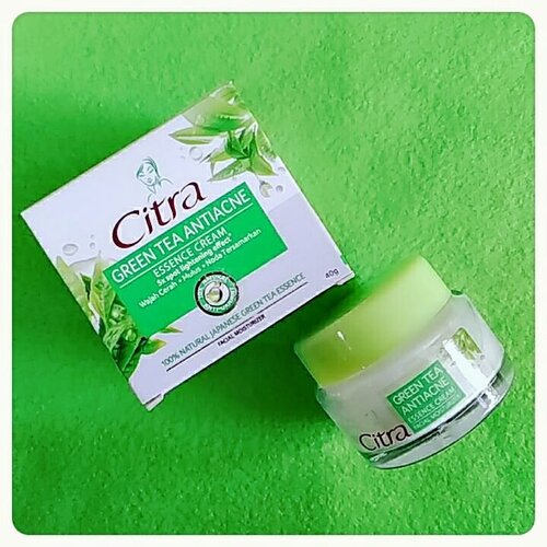 Setelah sekian hari puasa dari postingan di Igeh karna kesehatanku yang lagi drop banget 😭 finally hari ini aku bisa share ratjun skincare lagi. Dan kali ini dari Citra Green Tea Antiance Essence Cream.Setauku produk ini kek reformula dari Citra Green Tea Antiacne Facial Moisturizer.Packaging produk ini punya 2 pilihan gitu yang tube & yang jar kaca kek punyaku ini adapun beratnya 40gr.Produk yang memiliki kandungan utama Japanese Green Tea Essence, Antioksidan, Niacinamide, Streacid Acid, Salicylic Acid dll dipercaya dapat menutrisi, mencerahkan, menyamarkan noda jerawat serta membuat wajah lebih halus & mulus. Selain itu dilengkapi UV Protector guna melindungi kulit dari paparan sinar matahari tp sayang gak dijelaskan berapa kandungan SPF & PA nya.Texturnya berupa cream berwarna putih yang sekilas keliatan agak thick, tapi ternyata cukup ringan saat dibaurkan & cepat meresap dikulit, untuk aroma green teanya terasa agak sedikit stronge. Produk ini memberikan hasil matte diwajah tapi gak bikin kering sama sekali selain itu dia juga punya efek toneup skin yang bikin wajah jadi cerah seketika.Aku prefer pake produk ini saat malam hari tapi buat yang mau pake siang hari jangan lupa aplikasiin sunblok sebelumnya & kontrol pemakaian agar hasilnya gak terlalu cerah atau pektay diwajah. Setelah pakai ini sekitar 6 bulanan wajahku benaran terasa lebih cerah, noda jerawat juga lebih mudah tersamarkan, mengontrol minyak dengan baik tapi gak bikin kering dan membuat terasa sedikit halus. Tapi fungsi antioksidannyauntuk melawan bakteri jerawat ataupun membasmi jerawat belum keliatan sama sekali diwajahku sampe sejauh ini, makanya selain pake ini aku tetap pake acne skincare yang lainnya. Btw produk ini juga terbilang cukup hemat menurutku cos untuk 40gr ginih bisa bertahan selama 3 bulanan buatku.Nah...gimana ada yang udah nyobain produk ini? .#citragreenteaantiacne#cantikcitra#acnecream#acneskincare#essencecream#clozetteid#beautyblogger#beautyreviewer