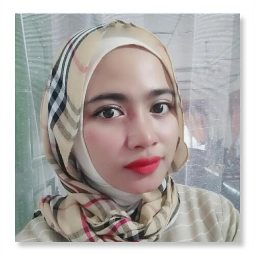 Jujur ya guys, aku tuhemang pecinta Natural Makeup Look. U know why? Karna menurutku Natural makeup itu terlihat lebih ringan diwajah, bikin wajah keliatan lebih muda dr usia yg sebenarnya 😀 selain itu tetap cocok digunakan diberbagai kesempatan baik daily use or party juga.Tapi...bukan berarti kalo Natural makeup itu sesimple yang dibayangkan hanya dengan modal fondi, powder plus lipstick, udah...done. Kalo gitu anggapan kalian, berarti kalian salah guys, cos Natural makeup zaman now itu lebih kearah Flawless Complexion dimana kita menggunakan makeup dengan pengaplikasian yg pas plus bisa ngecover berbagai kekurang diwajah tapi hasilnya itu keliatan ringan dan juga sangat natural kek cewek cewek Korea gitu deh 😀.Dan untuk Natural makeup look kali ini aku menggunakan beberapa produk seperti:The Skin House UV Protection Sun Block, Peri Pera Blur Pang Banana Milk Blur, Emina Tone Up Cream, YOU Perfect BB Cushion, Wardah Eye Shadow G, Color Deep 12 Color Eyeshadow Pallete (Neutral City), Focallure Coral Blush On, Iomi Matte Liquid Lipstick (Sunkiss & Ruby Red), YOU Longlasting Eyeliner Pen, MOB Pro Brow Sculptor (Stone) & Pixy Aqua Beauty Protecting Mist (detailnya cek disebelah ya) .So guys, @mimi_himekawaii @ursula_meta @natrarahmani @felyfey @yeni_oboth ayo share juga donk natural makeup ala kalian 😉.#qupasmakeupnatural #qupasbeauty #qupas.#naturalmakeup#makeuplook#simplemakeup#instabeauty#instablog#instamakeup#instaasia#instahijab#clozetteid#lfl#l4l#코스메틱#메이크업일상#소통#맛팔#화장품#수분충전#고덕#뷰티#뷰티그램#뷰티블로거