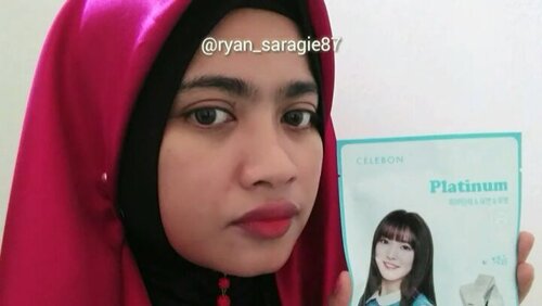 Siank Guys....hari ini aku mau review face mask lagi & biar lebih ketjeh aku bikinnya pake video gitu. Tapi kelen harap maklum aja ya sama hasilnya cos baru belajar ngedit video akunya jadi masih tingkat amatiranlah hasilnya 😀😀.Jadi @celebon_korea merupakan brand Korea guys tapi udah masuk ke Indonesia dan sudah terdaftar di BPOM juga. Mereka punya beberapa jenis produk, salah satunya face mask. Face masknya sendiri ada beberapa varian dan kebetulan aku dikirimin 5 varian tp yang bikin aku penasaran yang varian Platinum Collaggen Essence Mask..Masker ini berguna sebagai Firming, Mild dan Brigthening untuk wajah. Nah...yang aku suka dr masker ini aromanya lembut banget, essencenya ringan, gak lengket dn cepat meresap. Setelah pemakaian masker ini bikin wajahku jadi lebih segar, lembab dan kenyal. Untuk hasilnya biar lebih bagus harus to be continiu gak cukup satu kali doank ya guys..#facemask #masksheet #skincare #celebon #celebonmask #celebonstagram #clozetteid #brandbacker #myzinemediakit #finemeonzine #l4l #lfl #lf #fff #선물🎁 #선물그램 #스킨케어 #마스크 #마스크팩 #피부 #피부탄력  #코스메틱 #스킨케어 #뷰티블로거  #일상 #얼스타그램  #히잡 #소동 #고닥 #미팩 #화장품