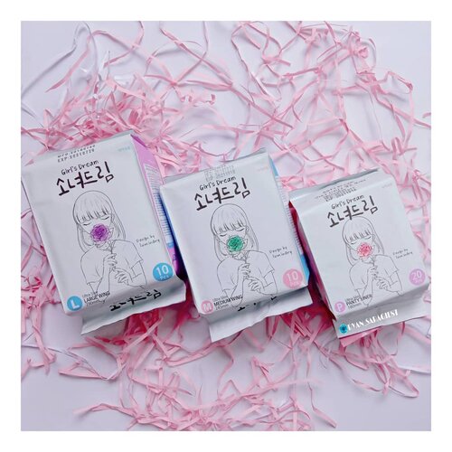 Setelah sekian purnama menanti finally paket dari @0.8l_indonesia ini bisa mendarat dengan slamat sampe ketanganku gaiz 😀 dan mereka kirimin aku tiga produk Sanitary Pads a.ka.a pembalut dari brand Girl's Dream.Adapun ketiga produknya yaitu 💜Girl's Dream Ultra Slim Large Wing dengan ukuran 290mm 💙Girl's Dream Ultra Slim Medium Wing dengan ukuran 245mm❣️Girl's Dream Ultra Slim Panty Liner dengan ukuran 180mm.Dikemas kedalam plastik yg cukup tebal, sehingga dpt melindungi isi didalamnya. Dibagian packaging terdapat gambar kek ilustrasi gadis & juga bunga gitu, keliatan cute & cukup mencuri perhatian. Ukuran kemasannya juga cukup mungil so cocok juga buat dibawa travelan gitu.Klaimnya terbuat dari 100% Kapas, mengandung Natural Gel, Bebas dari Cholorine, Fragrance, Pewarna, Zat Berbahaya, Desain super tipis, Cepat Meresap Fleksibel & Aman digunakan setiap hari. Pembalutnya sendiri dilengkapi sayap dibagian kanan & kiri dan bentuknya sama kek pembalut pd umumnya sih cuma dia emang super tipis banget tp tenang aja walopun tipis dia gak bakalan mudah robek kok. Dan untuk panty linernya aku cukup kaget sih cos ukurannya cukup lebar dan panjang dibandingkan panty liner yg pernah aku gunakan sebelumnya.Disini aku udah pake ketiganya baik pembalut & juga panty linernya, jujur aku suka banget cos dia emang benaran tipis banget, udah gitu ringan kek gak lagi pake pembalut gitu. Udah gitu gak mudah geser, gak nimbulin iritasin dan gak bikin lembab juga. Daya serapnya lumayanlah kalo menurutku, cuma dihari pertama atau lagi deras derasnya 🌧 jujur aku rasa kurang nampol soalnya masih menimbulkan sedikit kebocoran & untungnya gak parah sih. Nah...yang aku kurang suka dr pembalut ini dia masih mengandung gel gitu & gelnya juga lumayan banyak banget sehingga agak sulit waktu dibersihkannya. Selainnya aku oke oke aja sih buatku 😍.Oh iya...aku juga dikasi hadiah strap masker loh....#GirlsDream#Cottontopsheet#SanitaryNapkins#Menstrual#SanitaryPadsforWoman#SanitaryPadsforWoman#SanitaryPadsWithWings#UltraThinPads#HavyFolw#LOHAS#공팔리터#08L#Clozetteid#소녀드림#생리대#손면생리대#블로커#뷰티블로거#뷰티스타크램#일상스타크램