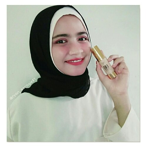 Seperti yang udah kita tau kan guys, kalo belakangan ini banyak brand kosmetik lokal yang bermunculan & salah satunya adalah brand @calystacosmetics, jadi brand ini punya beragam pilihan produk baik skincare & juga makeup decorative, contohnya seperti BB Cream Gold ini..So...BB Cream Gold ini dikemas didalam botol plastik transparan yang memudahkan kita buat liat isinya dari luar sedangkan tutup dan bagian bawahnya diberikan sentuhan warna gold yang memberikan kesan fancy pada produk ini & aplikatornya berupa pump yang bikin kita lebih mudah saat menggunakan bb creamnya.. Nah...produk ini punya 2 pilihan shade yang Natural & Beige. Dan yang aku punya ini shade Beige. Untuk texturnya ringan banget guys sedangkan coveragenya lebih kearah sheer to medium jadi terlihat natural banget sehingga sangat cocok buat kita gunakan setiap hari. .Adapun klaim dari BB Cream Gold ini adalah untuk menutup area wajah yg tidak merata, breathable sehingga pori pori kita tetap bisa bernafas. Mengandung Zat Aktiv yang bantu mengurangi Hyperpigmentasi akibat paparan sinar uv serta melindungi kulit dari pengaruh radikal bebas yang dapat merusak kulit..Oh iya selain BB Cream Gold ini, Brand @calystacosmetics masih punya banyak produk yang patut buat kita cobain. Kalo kalian penasaran dengan brand ini...kalian bisa cek di Calysta App yang bisa diunduh via Google Play Store, di nomor wa : 0822 1985 4985 atau bisa langsung kunjungi Calysta Clinic yang ada dikota kalian. ..#BloggirlsidxCalystaCosmetics#CalystaCosmetics#CYXBBCreamByCalysta#Bloggirlsid#Bloggirlsidreview..#bbcream#makeup#cosmetics#clozetteid#qupas#beautyblogger#hijabblogger#bb크림#코스메틱#메이크업#뷰티블로거#뷰티스타그램#코닥#소통#일상#얼스#팩#셀스타그램#인도네시아