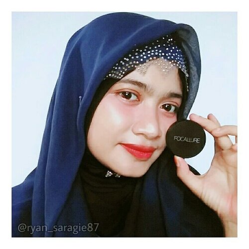 Edisi Posting Ulang.Buat kalian beauty junkie pasti udah kenal lah sama brand Focallure brand kosmetik asal China ini walopunsempat diragukan diawal kedatangannya. Tapi kalo sekarang jangan ditanya ya guys, cos brand Facallure ini sukses mencuri banyak perhatian para beauty junkie & aku salah satunya.Sejauh ini aku punya beberapa produk makeup Focallure salah satunya Single Blush On dengan shade Coral ini. Yang aku suka banget dari blush on warna so pigment, udah gitu long lasting dan juga harganya murmer, yah...walopun ada beberapa kekurangan seperti shadenya atau warnanya yang kurang sesuai dengan namanya yang gak ada coralnya sama sekali hehehe...selain itu lumayan banyak fall outnya tapi ya sesuailah sama harganya.FYI kalo produk ini udah aku buatin review lengkapnya diblogku tahun lalu, nah...buat yang penasaran sama reviewnya boleh banget kepoin blogku ya www.coolatmoshpeer.com.#focallure#focallurebeauty#blushon#singleblushon#coralblush#blusher#makeup#cosmetics#beautyonbudget#beautyblogger#hijabblogger#beautyenthusias#clozetteid#블러셔#블러셔추천#코스메틱#메이크업#일상#소통#맛팔#화장품#뷰티그램#뷰티블로거