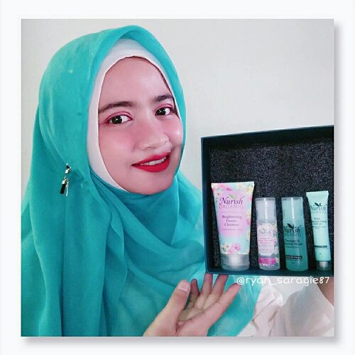 Buat seorang muslimah kek aku, untuk mencari produk skincare gak hanya yang cocok untuk kebutuhan kulit aja tapi juga terbuat dari bahan bahan alami serta Halal. Agar kita merasa nyaman saat menggunakan produk tersebut. Dan salah satunya seperti produk skincare dari @nurishorganiq_id ini.Brand skincare asal negri jiran Malaysia ini udah bersertifikal Halal dari Jakim Malaysia & sudah teruji klinis karna terbuat dari bahan alami seperti Frangpani, Hibicus, Bilberry serta Cucumber ini berguna untuk mencerahkan kulit, melembabkan, melembutkan, menghaluskan kulit dan lainnya.Oh iya, brand ini udah terdaftar di BPOM ya guys. .Sejauh ini #nurishorganiq punya beberapa produk skincare dari seri Brightening..Dan aku udah cobain beberapa produknya, seperti : ❄Nurish Organiq Brightening Micellar Cleansing Water.❄Nurish Organiq Brightening Foamy Cleanser.❄Nurish Organiq Brightening Toner ❄Nurish Organiq Brightening Day Cream SPF20Keseluruhan produk ini terasa sangat ringan dikulit, aromanya bunganya juga nyegerin banget.Dan hasilnya juga bagus, bikin wajah jadi lebih bersih, kenyal, halus serta lembab dan juga gak bikin efek negativ sama sekali diwajahku mengingat semua produk dari @nurishorganiq_id coloring free, paraben free, alcohol free, sulfat & lanolin free serta non comedogenic. Tapi untuk mencerahkan kulit belum keliatan ya guys, soalnya belum nyampe 1 bulan juga kan aku pakenya...Untuk full reviewnya bakalan aku share soon diblogku, so...always stay tune ya guys 😀.#nurishorganiqidreview#radiateyourtruenature#nurishorganiqxclozettid#clozetteid.