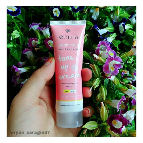 Malam Guys, cuma mo bilang dari sekian banyak produk rilisan @eminacosmetics aku tuh cuma punya 3 produk doank, yaitu :❄ Emina Bright Stuff Tone Up Cream.❄ Emina Beauty Bliss BB Cream.❄ Emina Magic Potion..Dan biarpun produk kosmetik dari Emina ini dirancang buat para teeneger tapi...sebagai seorang beauty enthusias yang udah bangkotaneger kek aku juga boleh donk buat nyobain juga 😄.FYI kalo brand @eminacosmetics merupakan brand kosmetik lokal yg terbilang cukup baru tapi existensi boleh di adu dengan brand lokal lainnya. Alasannya pertama karna brand ini slalu up to date banget ngerilis produk seperti Cushion Cream, Lip Tint, Lip Cushion, Tone Up Cream, Cover Blur Pore, Sheet Mask, Sleeping Mask & lainnya kalo aku kek bilang sih kek K Beauty versi Indonesia.Selain itu Kualitas produknya juga okey banget, kalo kalian gak percaya cek aja reviewnya di yutub cos aku juga kena ratjun review para beauty yutuber. Dan yg pasti harga affordable banget.Nah...kalo kele punya produk Emina apa aja guys? Atau malah kelen belum punya satu pun produk dari Emina? Share dikomen ya guys 😉.#eminacosmetics#lokalbrandindonesia#kosmetiklokal#makeup#toneupcream#bbcream#liptint#affordableprice#affordablemakeup#reviewmakeup#instabeauty#instablogger#instabeautyblogger#instahijab#hijabbloggerindonesia#clozetteid#qupas#bloggirlsid#fslc#lfl#lb#코스메틱#메이크업#화장품#수분충전#뷰티#뷰티그램#뷰티블로거