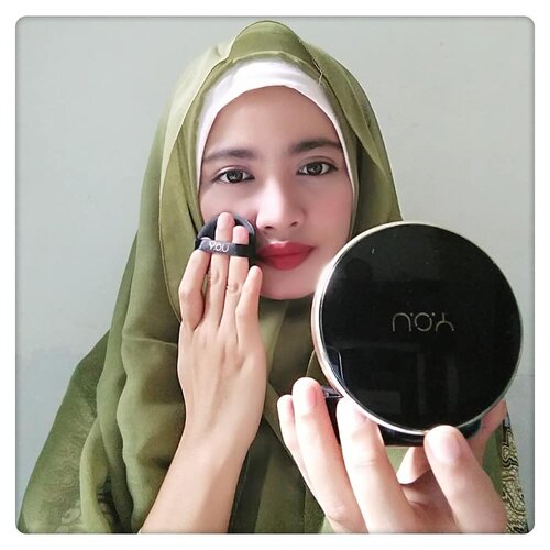 Holla...hari ini aku mo nebar ratjun makeup baseku kekalian semua. So...wajahku belakangan ini lagi deman ama produk Perfect BB Cushion by @youmakeups_id salah satu brand kosmetik pendatang baru.BB Cushion memiliki coverage tinggi, bebas minyak dan mengandung Vit E utk memelihara kesehatan kulit. Isinya didalamnya ada 13gr aja. Kalo gak salah cushion ini punya 3 shade & aku punya yg Light tapi jujur ini terlalu terang buat wajahku, harusnya shade natural sih yg cocok buatku.Cushion ini texturnya enak dan mudah buat diblend, untuk coveragenya medium to full coverage, hasilnya diwajahku lebih kearah semi matte, untuk oil controlnya sekitar 4-5 jam (FYI wajahku oily skin ya) dan cushion lumayan longlasting juga walopun sekitar 6 jam ada beberapa gumplan didekat area mata dan juga hidung. So...buat para cushion lovers, jangan lupa nyobain juga ya 💕💕 ..#youmakeup#cushion#bbcushion#makeup#makeupbase#reviewmakeup#instabeauty#instabeautyblogger#instahijab#hijabbloggerindonesia#clozetteid#bloggirlsid#fslc#lfl#lb#lbc#lbz#코스메틱#메이크업#쿠션#쿠션추천#일상#소통#맛팔#화장품#수분충전#고덕#뷰티#뷰티그램#뷰티블로거