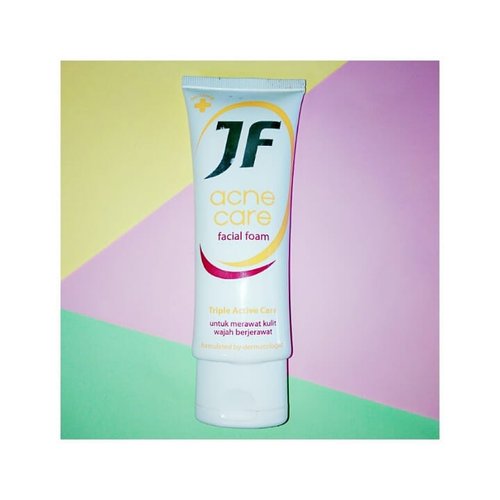Review JF Acne Care Facial Foam :Gels...kalian pasti udah kenal bangetkan sama brand JF Sulfur? Yang paling aku inget adalah Soap Bar Anti Acnenya. Ya...tapi menurutku kurang travel freindly kalo dibawa kemana mana, belum lagi aromanya kurang enak buatku hehehe....dan untung sekarang ini mereka merilis dalam bentuk Facial Foam.So...Facial Foam ini hadir dengan kemasan tube plastik dengan berat 70gr, yang pasti dengan kemasan yang seperti ini lebih hygenis dan juga travel freindly kalo menurutku.Facial Foam ini diproduk oleh PT. Galenium Pharmasia Laboratories Indonesia, @galeniumindonesiaKlaimnya membantu merawat kulit berjerawat yang menggangu, Anti Bacterianya membantu membunuh kuman penyebab jerawat plus Soothing Effect memberi rasa nyaman pada kulit yang berjerawat. Untuk texturnya sama seperti namanya yaitu foam berwarna putih yang lumayan kental dan busanya cukup banyak. Aromanya facial foam ini lembut dan gak menusuk dihidung sama sekali.  Sangat gampang buat diaplikasikan serta mudah untuk dibersihkan.Pas dipake gak ada sensari bikin perih, kering ataupun masalah kulit lainnya. Yah...intinya sejauh ini facial foamnya @jftheskinspecialist cocok buat kulit berminyakku  cos bagus buat mengontrol minyak serta membantu menghalau jerawat diwajah.  Dan untuk harganya sekitar 17 sampe 19 ribuan aja. Sejauh ini aku udah repurchase sebanyak 3 kali tapi sayangnya produk ini aku liat masa expirednya dibulan Agustus nanti, gak tau produk ini bakalan didiscontinue? ato emang pihak tokos kosmetiknya yang belum beli yang  terbaru? Berharap masih terus diproduksi sih hehehe... #clozetteid