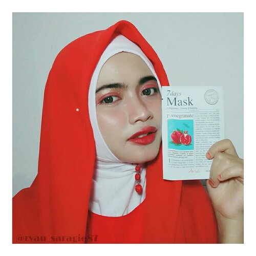 Btw beberapa hari ini aku lagi keranjingan menggunakan 7 Days Mask dari @ariul_id . FYI Ariul merupakan salah satu brand kosmetik asal Korea Selatan.Nah masker ini terdiri dari 7 varian seperti :❄ Tea Tree : Menenangkan kulit berjerawat & mengencangkan pori pori.❄ Lemon : Mencerahkan, Mengexfoliasi ringan & mengontrol sebum.❄ Bamboo Water : Menghydrasi & meningkatkan elastisitas kulit.❄ Aloe : Menenangkan kulit iritasi.❄ Green Tea : Memperbaiki komplexitas wajah, mengexfoliasi ringan & mengontrol sebum.❄ Pomegranate : Menutrisi & meningkatkan elastisitas kulit.❄ Avocado : Memperbaiki sel rusak & mempercepat regenerasi kuliguys.Semua masker dari Ariul ini cocok digunakan untuk semua jenis kulit, so...kita tinggal pilih aja yang sesuai untuk kebutuhan kulit kita. Dari ke 7 masker ini aku udah coba beberapa sih salah satunya varian #Pomegranate.Masker ini punya lembaran tisu yang sangat ringan & memiliki kandungan essence berwarna putih yang sangat cepat meresap kedalam kulit & gak lengket sama sekali. Untuk ukuran agak kedean gitu diwajahku & aroma dari masker ini menurutku terlalu kalem. Tapi secara overall aku suka banget sih sama produk 7 Days Mask dr Ariul.Last but not least, buat kalian yang pengen nyobain masker ini gak perlu repot repot beli dari Korea, karna masker ini udah tersedia di @sociolla & buat kalian yang mo dapet potongan sebesar 50K bisa gunakan voucher "SBNLAN8R" ya guys..#sociolla#beautyjournal#ariul#ariulmask#7daysmask#koreanmask#masksheet#masksheet#facemask#skincare#koreanskincare#skincareroutine#beauty#kbeauty#koreanbeauty#beautycare#skincareobsessed#skincarelover#skincareaddict#skincarejunkie#glowingskin#healthyskin#naturalskincare#abcommunity#asianbeauty#ab#clozetteid#bblogger#beautyblogger#bloggercommunity