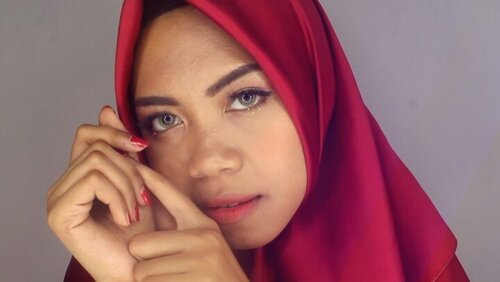 This is my very first Instagram tutorial😂 did I do well?
.
Ceritanya ini look untuk lebaran. Di look ini, aku pake satu brand yang beberapa minggu kebelakang (terutama lipstick nya) selalu nongski cantik di pouch aku. Aku rasa brand ini masih banyak yg belum tau padahal kece parahhh. Shout out to my luv @f2f.cosmetics 😘😘
.
I'm using:
BB Cream shade Beige (a bit too light for me so I used it as a highlight)
Blush on - Afterglow orange
Eyeshadow - sweet cocoa
Liquid eyeliner - Black
Xoxo matte lipstick (persimmon pie+sunset orange)
Xoxo peel off nail polish no 03
Gorgeous lenses I got from @contact.lensah sweet tutti fruity brown
#face2facecosmetics #teamrendang #f2fxbsxbbbxjbbxsbbxbdgbb
.
#tribepost #bandungbeautyblogger #indobeautygram #indonesianbeautyblogger #beautybloggerindo #beautybloggerindonesia #indobeautyvlogger #indobeautyblogger #beautyblogger #indonesianfemalebloggers #bloggerceria #bloggerceriaid #clozetteID