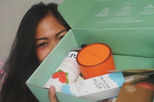 Whoop~ Just look how happy I am receiving a box full of happiness from @altheakorea 💖💖 Stay tune peeps! Gonna upload the review in real soon~ .
#bdgbbxalthea #altheaindonesia #BdgBBCollab #tribepost #indobeautygram #indonesianbeautyblogger #beautybloggerindo #beautybloggerindonesia #indobeautyvlogger #indobeautyblogger #beautyblogger #indonesianfemalebloggers #bloggerceria #bloggerceriaid #clozetteID