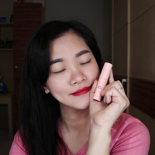 Sekali2 pakai yang cerah supaya hati juga cerah 😎😍🌺.
.
Aku lagi pakai @milktouch_official Touch My Lip 02 Rose Pink 
Lembut di bibir dan warnanya cakep 🌺. Yang suka warna seperti ini, bisa cek di 👇🏻 ya
https://hicharis.net/KorneliaLuciana/NfN

#clozetteid
#workfromhome #hicharis #charisceleb #liptint #lipstick #makeup #CHARIS #MILKTOUCH #TOUCHMYLIP