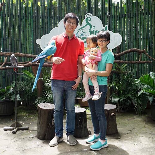 😊😜😁
Beginilah tampilan mak dengan 1 anak. Kalo udah 2 anak mungkin bakalan berubah lagi. Kalo punya baby sitter enak bisa tetap cantik, anak tinggal nitip sama baby sitter. Kalo diasuh sendiri jadinya makeup sambilan lihat anak, kadang malah baru jadi setengah anak minta gendong 😂
.
Untung bisa nitip ke suami, walaupun kadang anaknya gak mau 😂 jadi sesimple mungkin makeupnya tapi gak kelihatan lecek 😂😂.
#Clozetteid #ClozetteStar #StarClozetter #FamilyTime #FamilyPicture