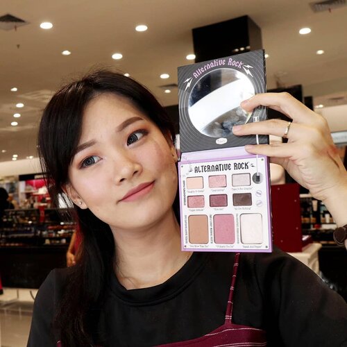 Seneng banget kemarin bisa cobain produk-produk @thebalmid di Ambarukmo Plaza Yogyakarta apalagi The Balm Alternative Rock Palette Vol.1 nya. Warnanya aku bangetttt, suka dengan warna2nya.Pigmentasinya juga bagus, apalagi didalam palettenya sudah lumayan lengkap ada eyeshadow, blush, contour dan highlighter. Nanti aku share di instastory hasil live kemarin ya 😊. Karena kelupaan share live ig nya jadinya aku edit dan potong dulu ya 😂.#thebalm#thebalmcosmetics #ClozetteID #bloggerjogja #bloggermagelang #Beautyinfluencer #beautybloggerindonesia