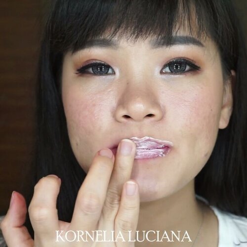 😂Belakangan ini aku sering dapet paket lip cream kan, ternyata kebanyakan swatch bibir jadi jontor juga 😂.Untung ada @zoyacosmetics Lip Scrub varian Matcha ini. Selain bikin bibirku jadi sehat, wanginya enak lho. Sayang aja gak manis, kalo manis mungkin udah aku makan kali 😄.Adakah dari kalian yang pernah cobain lip scrub ini? Scrubnya kecil2 dan gak sakit ketika discrub. Suka banget 😍💞💋.#ClozetteStar #ClozetteID#wakeupandmakeup #jogjabeautyblogger #indobeautygram#bvloggerid #beautycommunity #beautynesia #ivgbeauty #bloggermafia #gengbvlog#bloggerjogja #jogjabloggirls #beautiesquad #bloggerindonesia #CharisCeleb