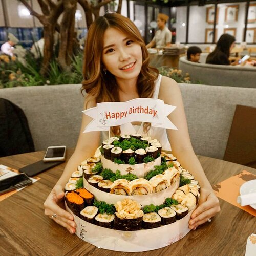 🎂Let's play if only's.If you could only choose one type of food for the rest of your life.. which one would you choose?If it's mee.. I'd choose sushi!No wonder I love this since the first time I saw it. Neatly stacked on the big tower to the delicate, appetizing sushi they serve, I love all about @tabemasu_sushi! 👅💦 Thank you @kerenejesicaa the surprise!#birthday #sushi