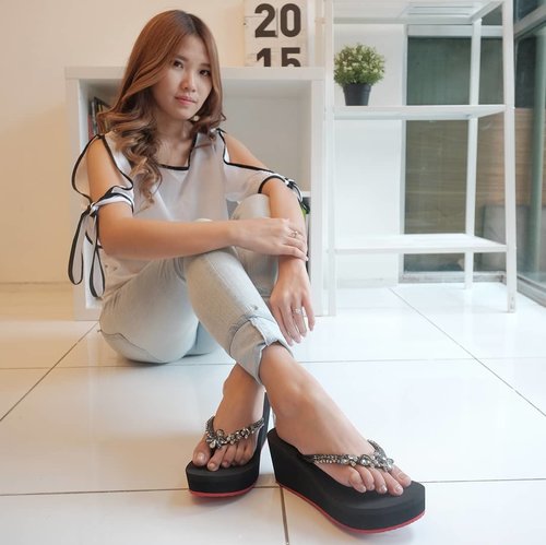 👠👡Are you sandals or shoes type of person? I sometimes choose to wear sandals for simple occassions 😉#clozetteID #bloggermafia #fashion #indobeautygram #beautyvlogger #beautynesia #beautyblogger #beautybloggerindonesia #ivgbeauty #motd #wiwt #wiwtindo #indobeautysquad #beauty #ootd #ootdindo #lookbook #lookbookindonesia #bloggerperempuan