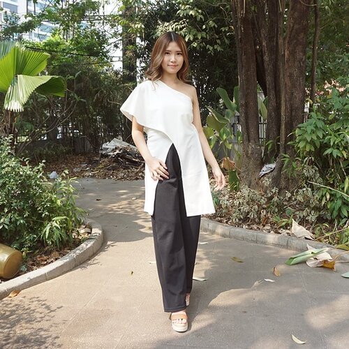 💭Style up your day with the outfit that describes you the most. I'm a fan of everything white and elegant, how about you?#EAYwordsBy the way, I got this top from @mclothing.mc, check their collections out 😍#bloggermafia #clozetteID #fashion #indobeautygram #beautyvlogger #beautynesia #beautyblogger #beautybloggerindonesia #ivgbeauty #motd #wiwt #wiwtindo #indobeautysquad #beauty #ootd #ootdindo #lookbook #lookbookindonesia #bloggerperempuan