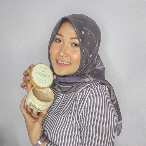 Udah sebulanan ini aku rutin 3x seminggu ngescrub pakai Nutmeg & CerdarWood Body Scrub from @bhumiofficial  dan aku suka banget pakai produk ini karena kandungan utamanya berupa essential oil. Ada apricot seed, cedarwood oil, grapeseed oil, nutmeg oil dan olive oil. .. Semua bahan alami yg terkandung membuat aroma dri produk ini jadi menenangkan dan membuat badan jadi lebih fresh. Apalagi aku tipekal yg sensitif sekali dengan wewangian, jadi wangi2 dari oil dalam body scrub ini, benar2 bisa membuat aku lebih tenang💕...Anyway @bhumiofficial adalah produk lokal Indonesia, dan sangat support brand lokal ini krna semua produknya mengandung natural oil dan essential oil yg d peroleh dri proses distilasi tanaman organik pilihan. Untuk kulit kering sepertiku, essential oil adalah sesuatu yang tidak bisa aku tinggalkan baik dalam skincare ataupun body careku. ..karena aku sngat suka produk ini, I'm sure bakal coba lagi produk lainnya, mungkin body butter atau face oilnya. ..Oh iya, aku abis cek2 websitenya dan ada banyak diskon selama Ramadhan ini, yuuk buruan kepoin @bhumiofficial kali aja ada yg ngangkol dihati💕💕..#AyundaHits #AyReviewBodyCare #AyReview #BhumiSkincare #BhumiBodyCare #BhumiIndonesia #BloggerMakassar #VloggerMakassar #BodyScrub #EssentialOil #ClozetteId #IBB #IBV #SBN #BeautyBloggerMakassar #BeautyVloggerMakassar